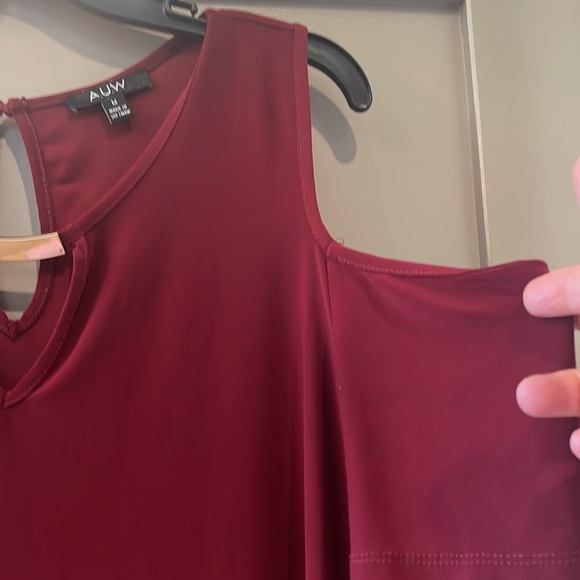 ๐3/$15๐AUW Burgundy top with peek a boo sleeves. Size Med - Picture 2 of 10